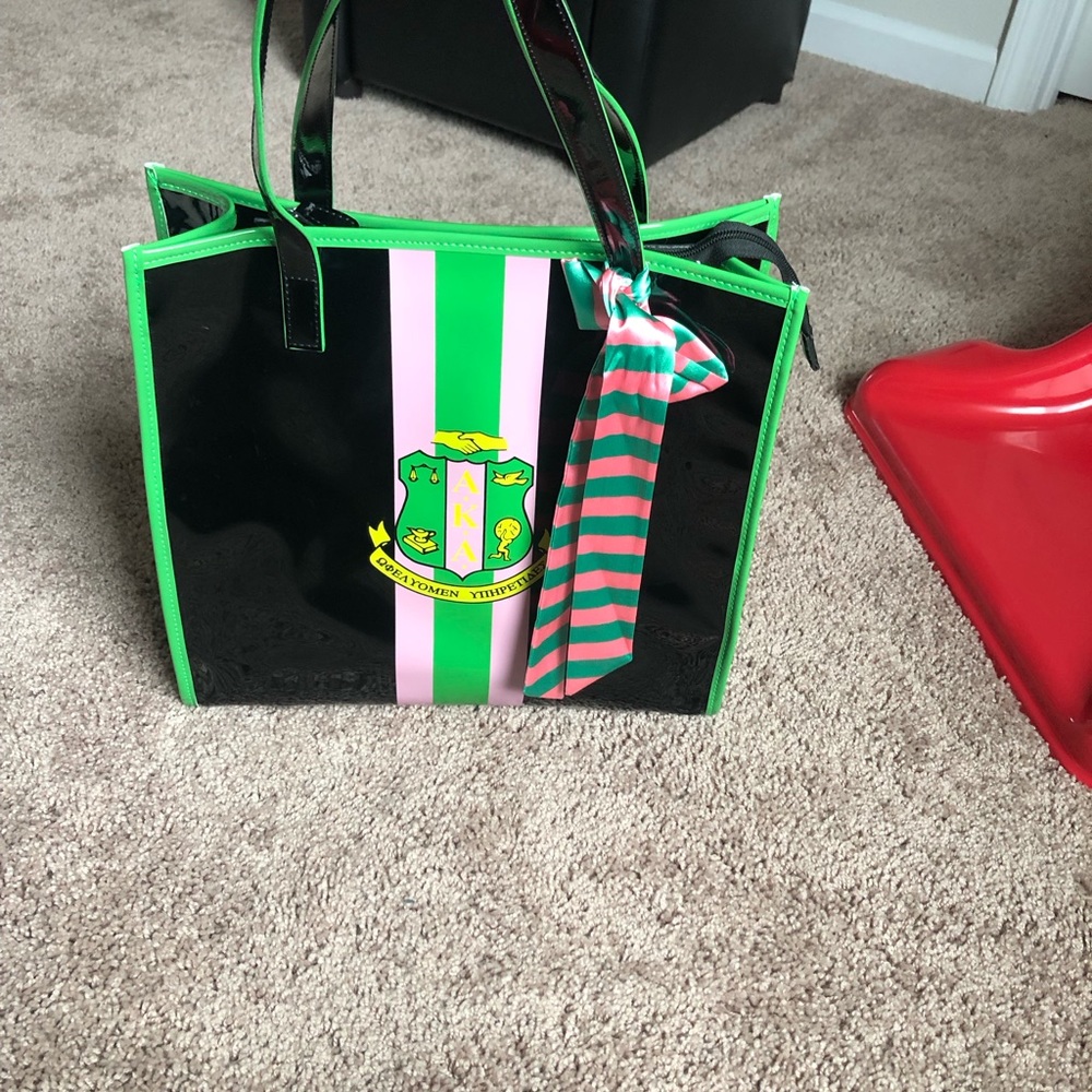 AKA tote bag with zip closure.